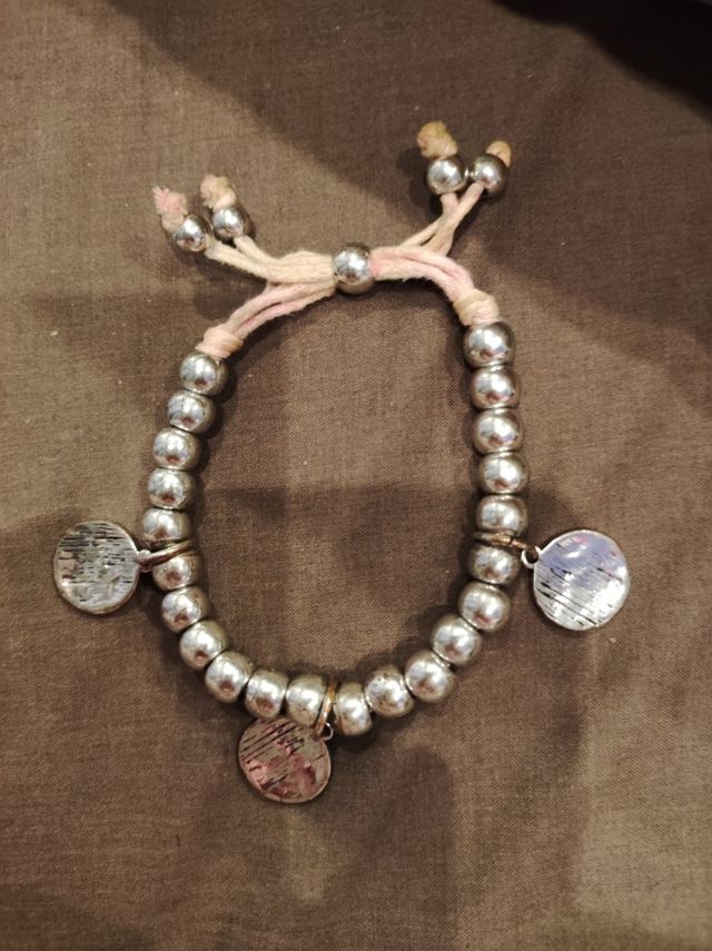 Pulsera de bolas y monedas