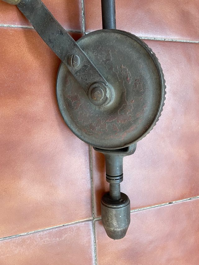 Máquina de taladrar y segueta antiguas