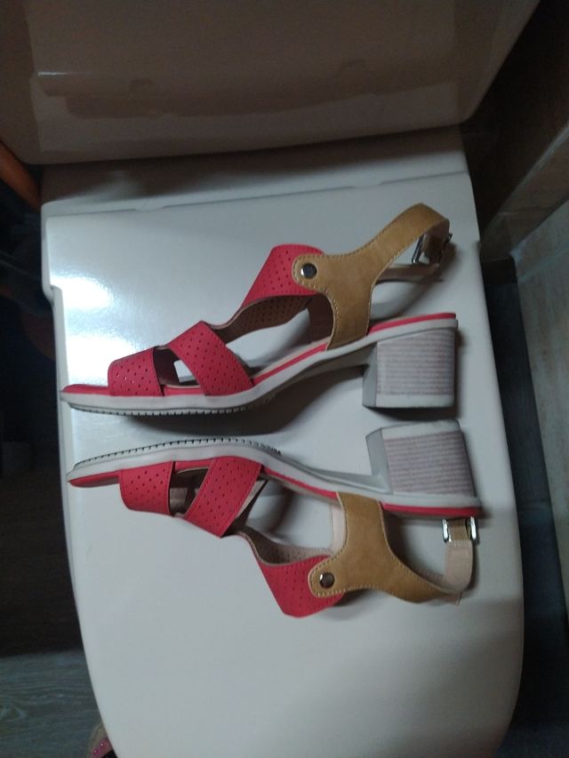 sandalias rojas