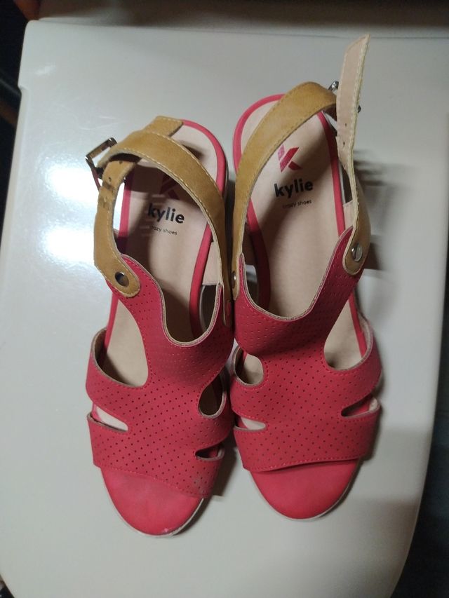 sandalias rojas