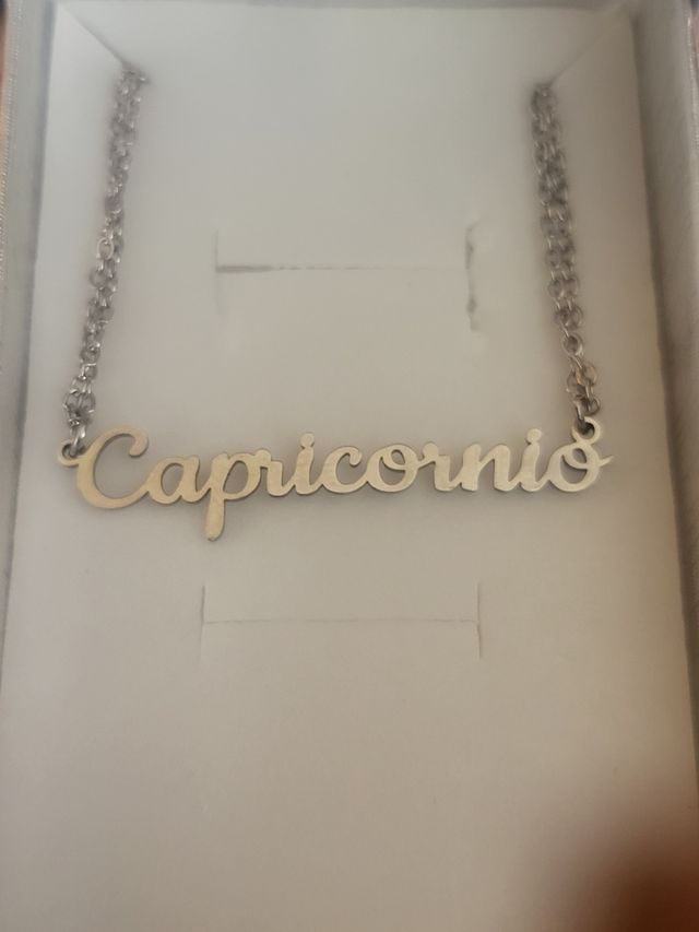 se venden collares con tu nombre y tu zodiaco