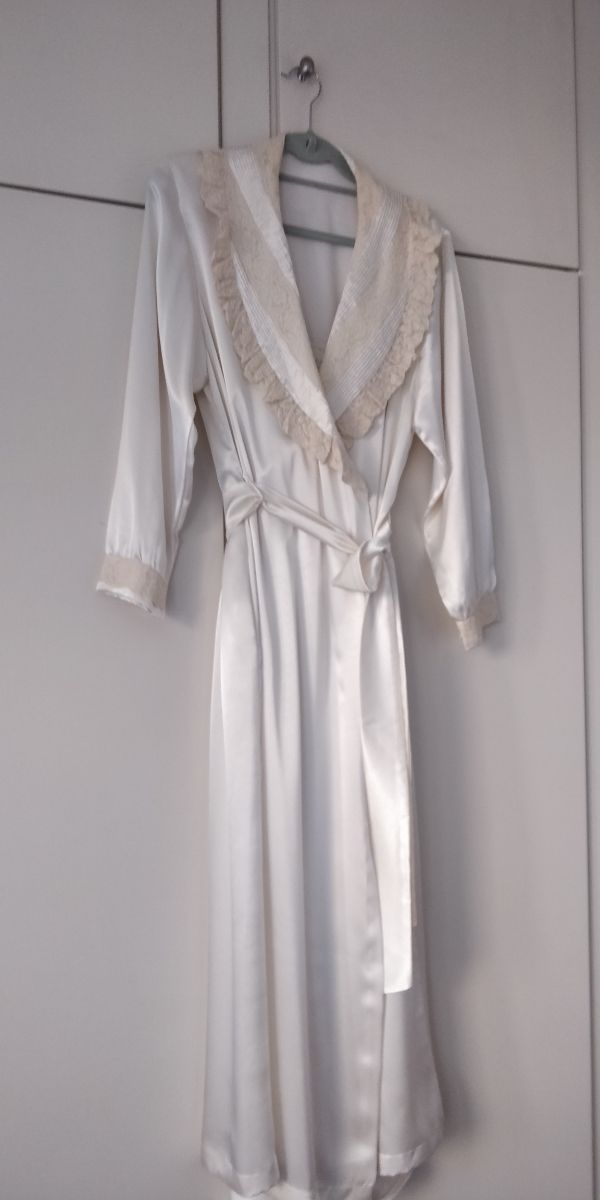 Bata de satén con encaje