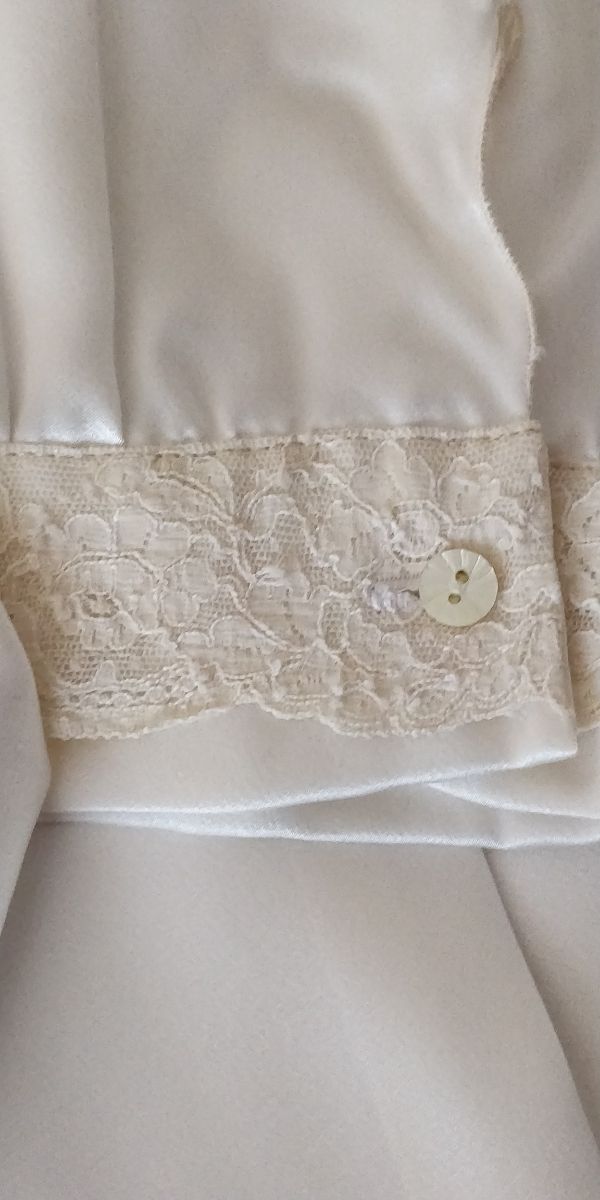 Bata de satén con encaje