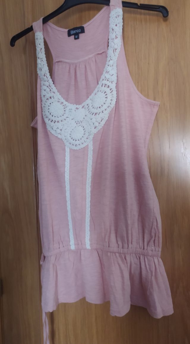 Camiseta  rosa, con bordados en la parte delantera