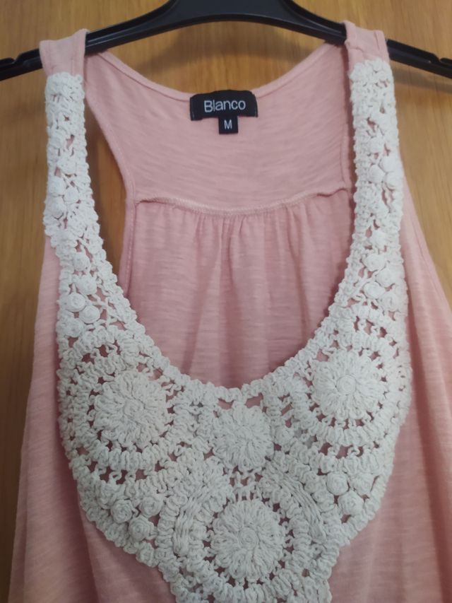 Camiseta  rosa, con bordados en la parte delantera