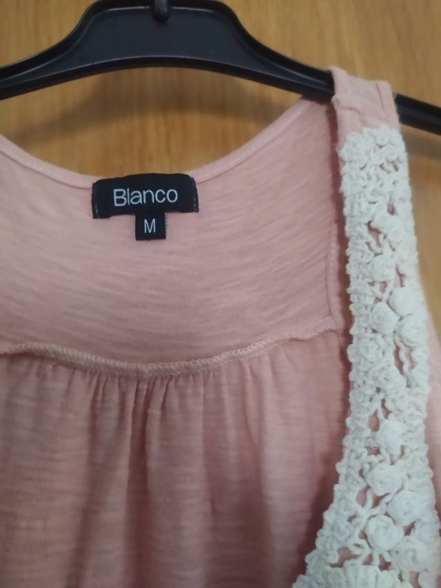 Camiseta  rosa, con bordados en la parte delantera