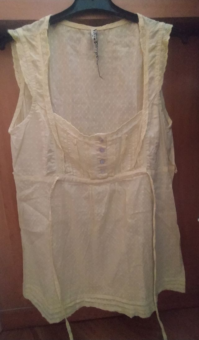 Blusa chica, amarilla en muy buen estado