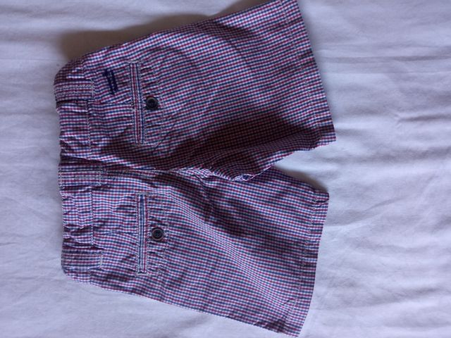 Pantalón corto de cuadritos para niño.