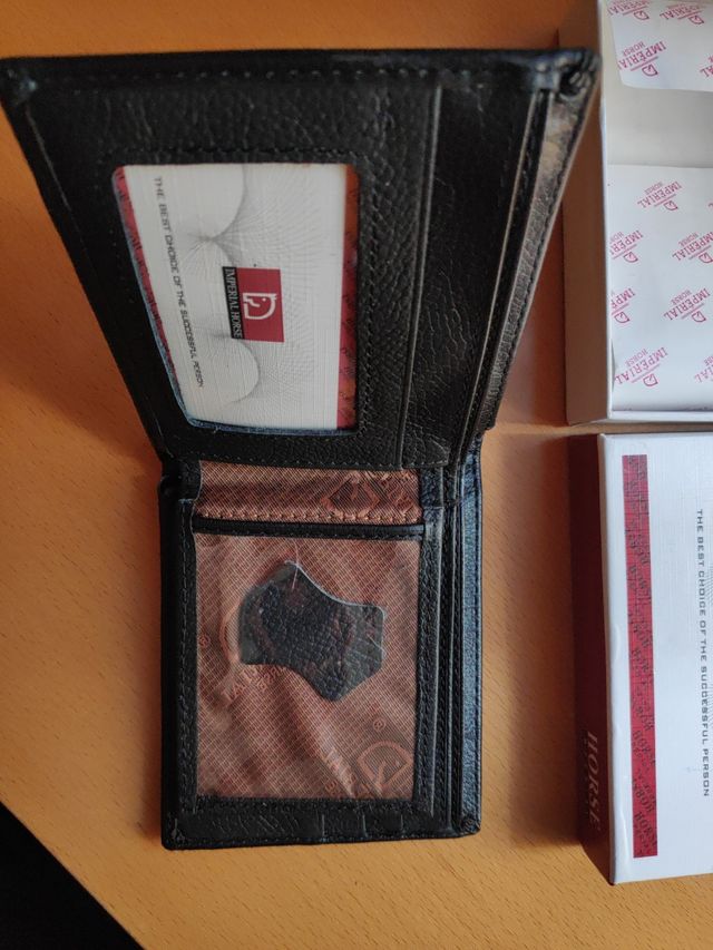 Cartera de cuero negro