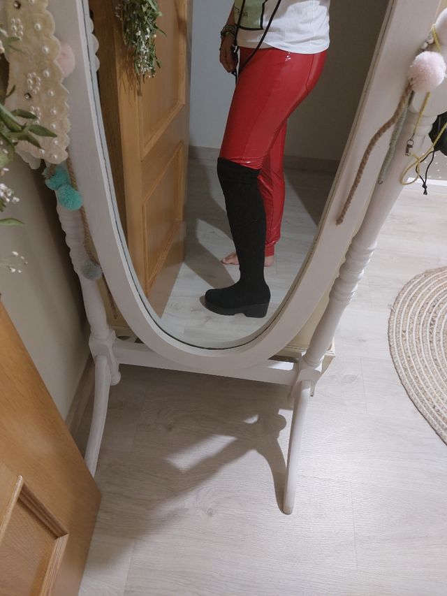 pantalón vinilo rojo