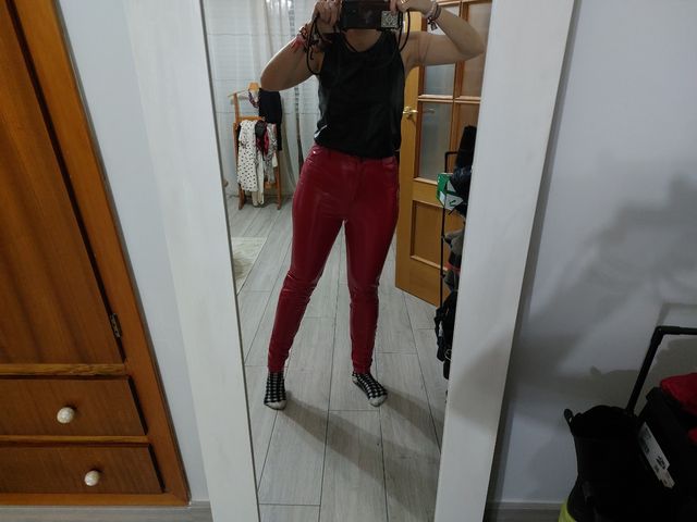 pantalón vinilo rojo