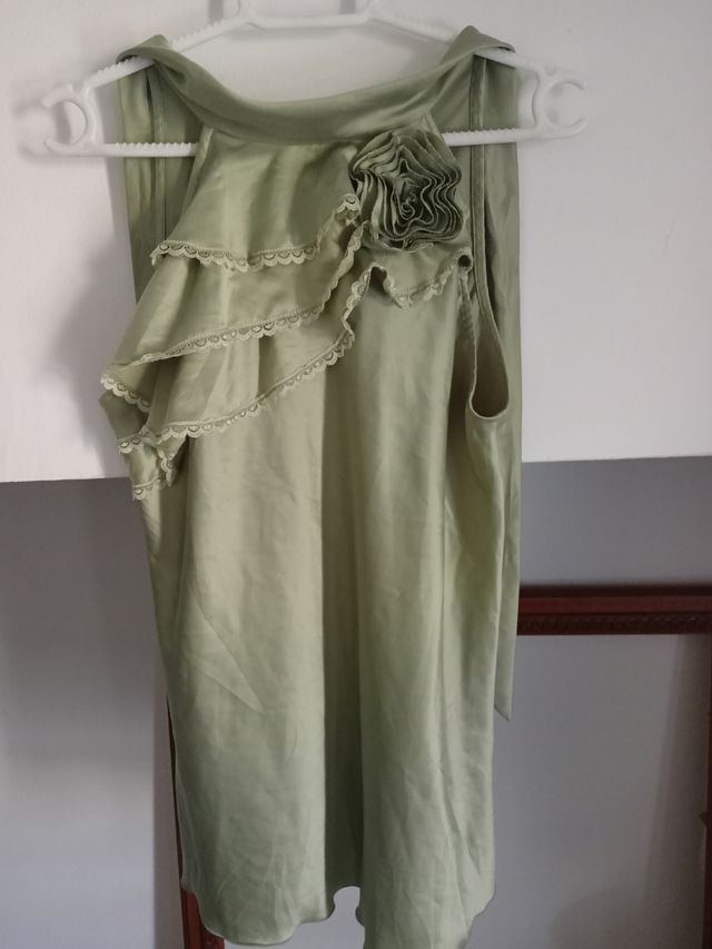 blusa con detalle de flor 