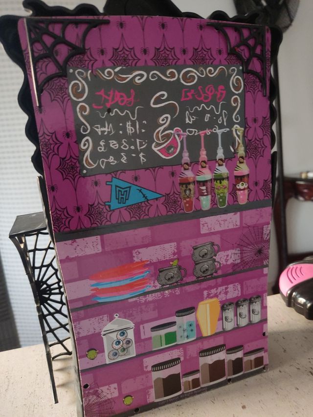 Monster High. Mueble bar