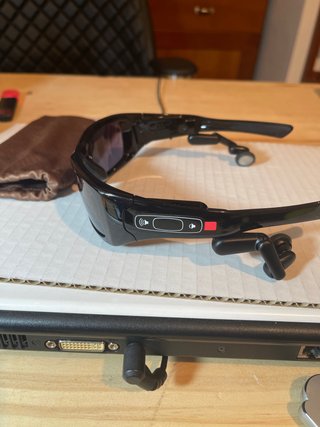 Gafas oakley con auriculares integrados en ellas