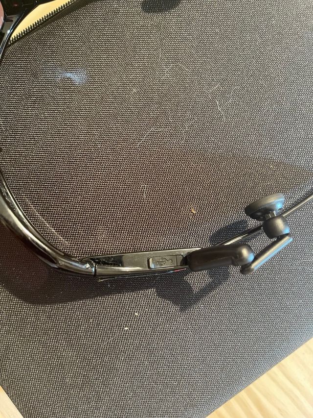 Gafas oakley con auriculares integrados en ellas