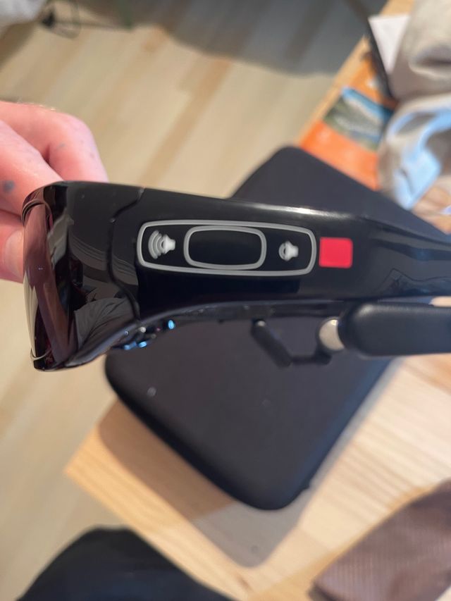 Gafas oakley con auriculares integrados en ellas