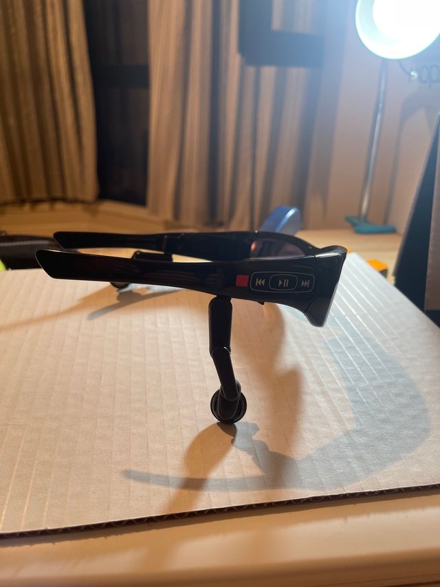 Gafas oakley con auriculares integrados en ellas