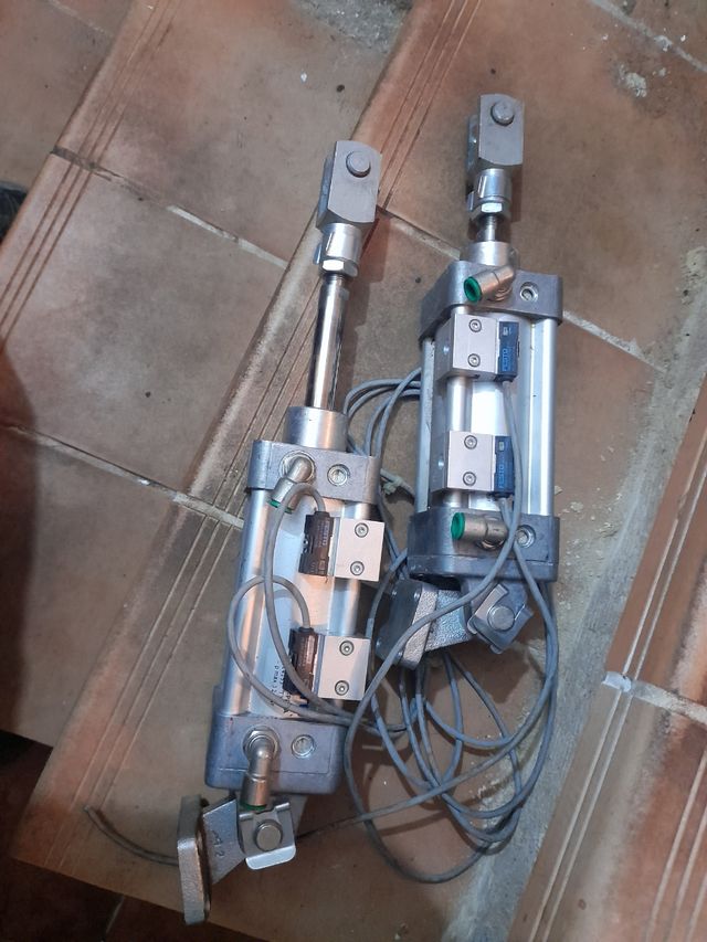 Pistones neumaticos de segunda mano por 40 EUR en Tavernes de la