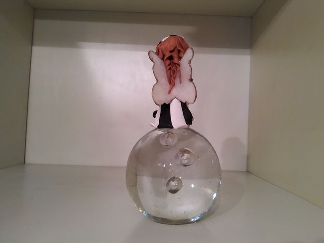 Hada sentada sobre el mundo de pasta fimo