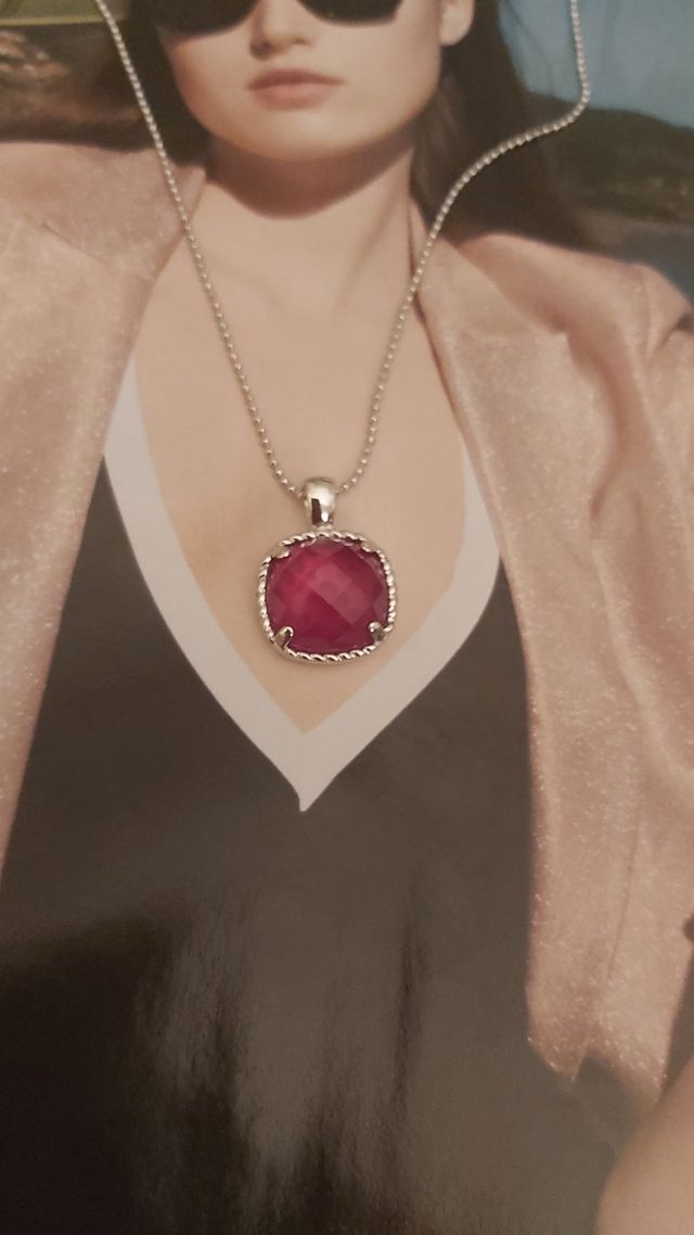 collana con pendente pietra rossa e strass