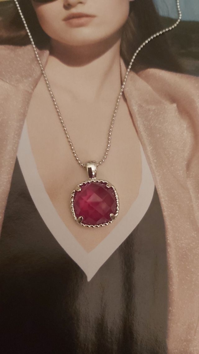 collana con pendente pietra rossa e strass