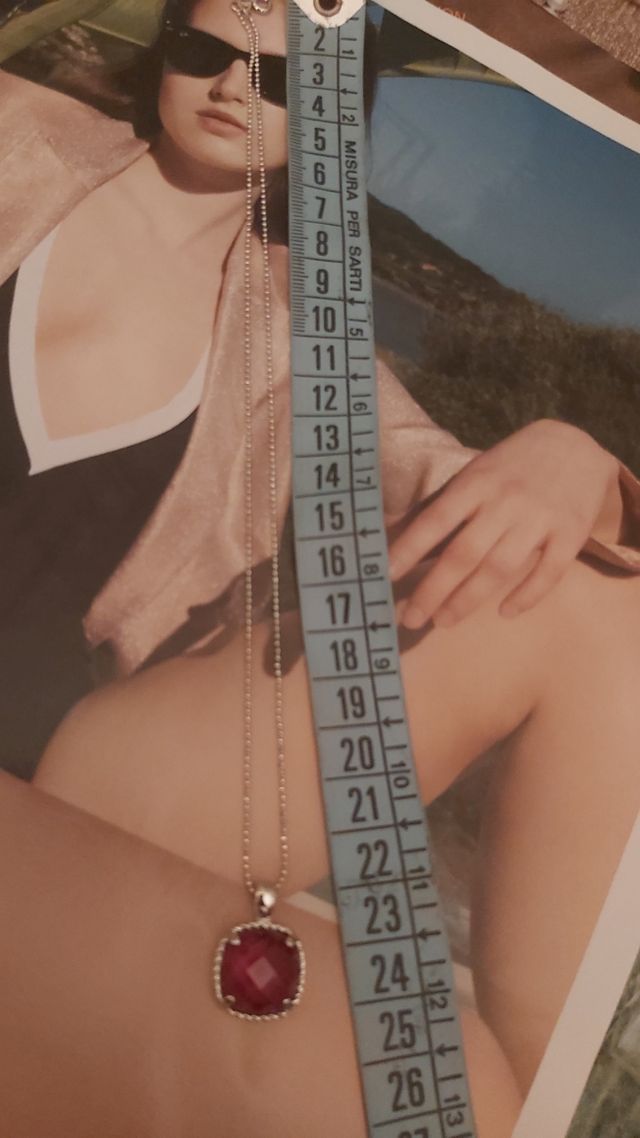 collana con pendente pietra rossa e strass