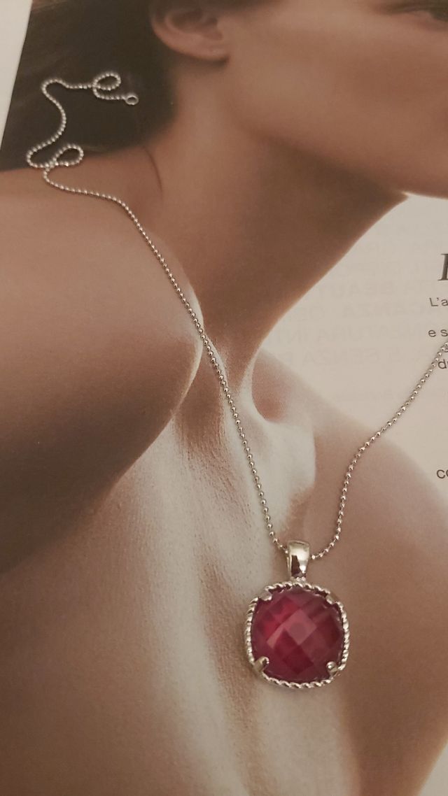 collana con pendente pietra rossa e strass