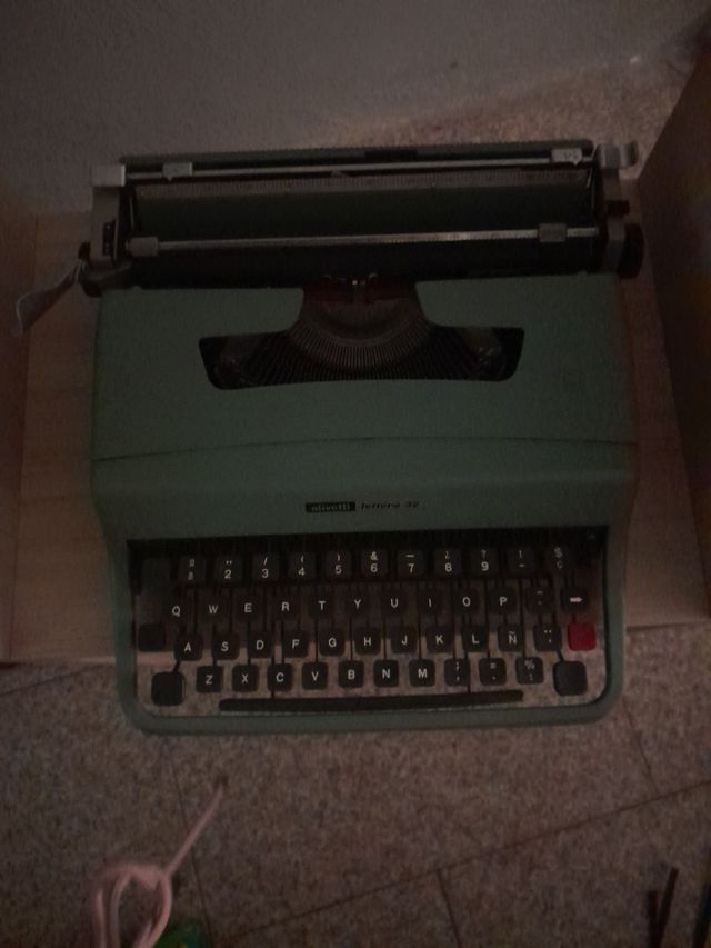 maquina de escribir olivettti letrero 32