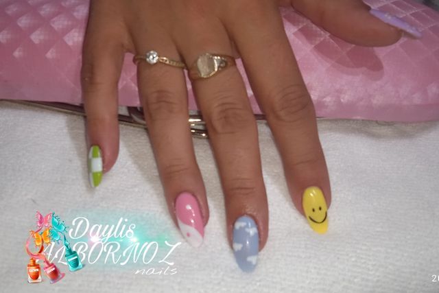 manicura semipermanente,pedícure y uñas acrílicas