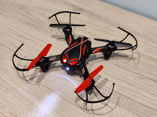 DRON cuadruadrocopter con mando