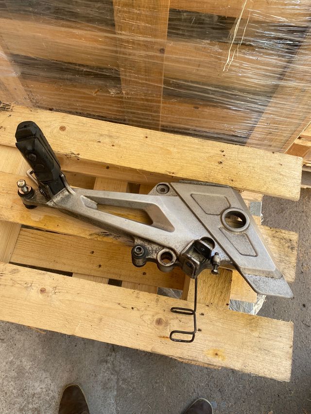 Soporte estriberas derecha Honda CBF 250