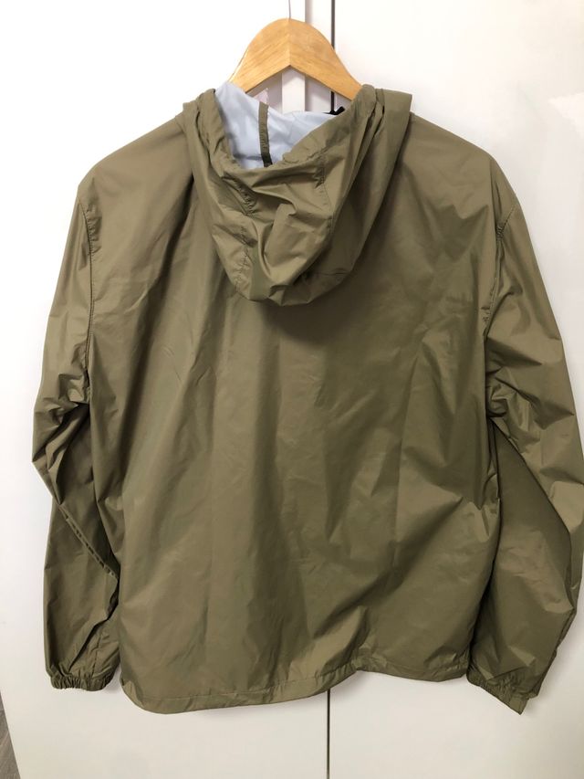 Cortavientos con capucha North Sails a estrenar.