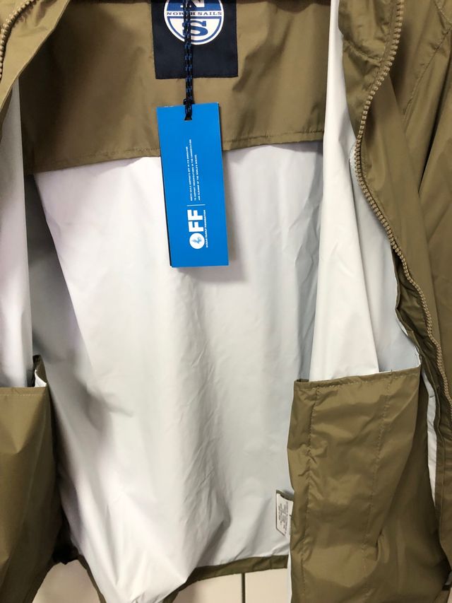 Cortavientos con capucha North Sails a estrenar.