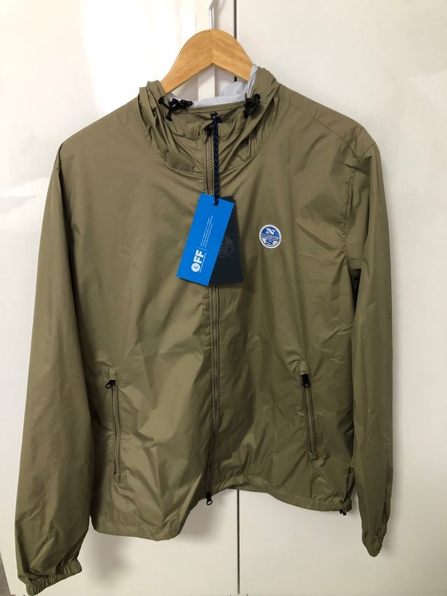 Cortavientos con capucha North Sails a estrenar.