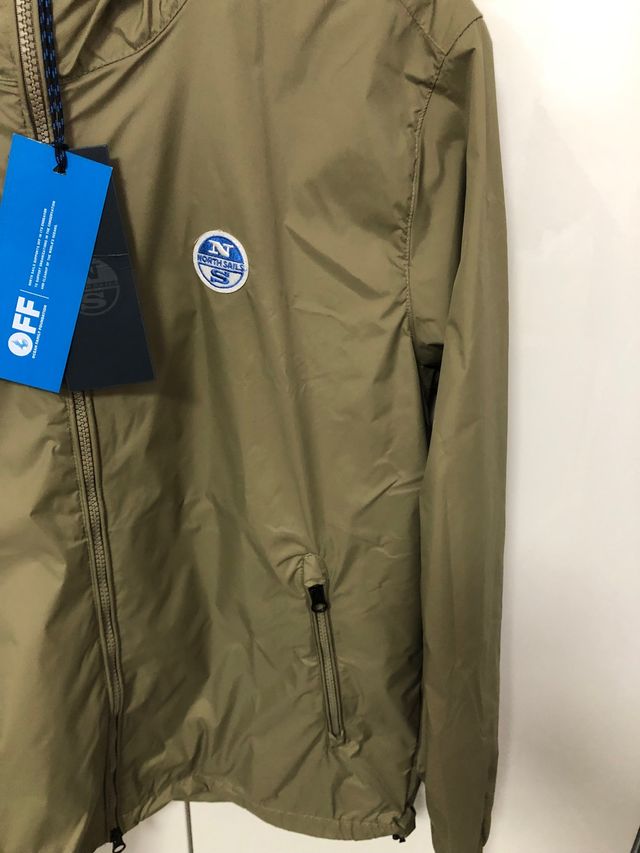 Cortavientos con capucha North Sails a estrenar.