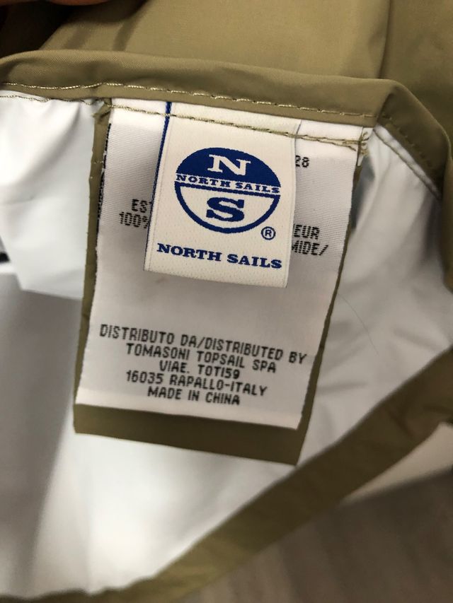 Cortavientos con capucha North Sails a estrenar.