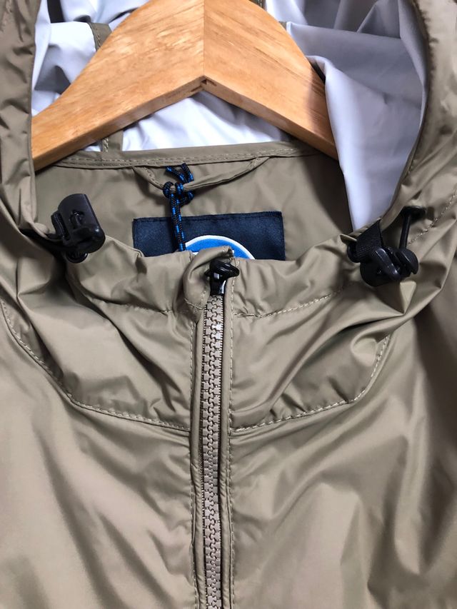 Cortavientos con capucha North Sails a estrenar.