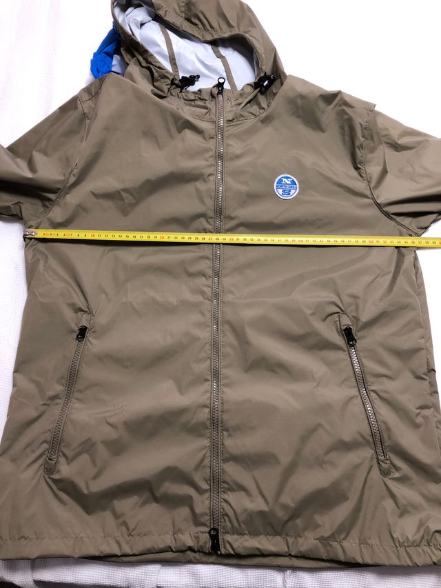 Cortavientos con capucha North Sails a estrenar.
