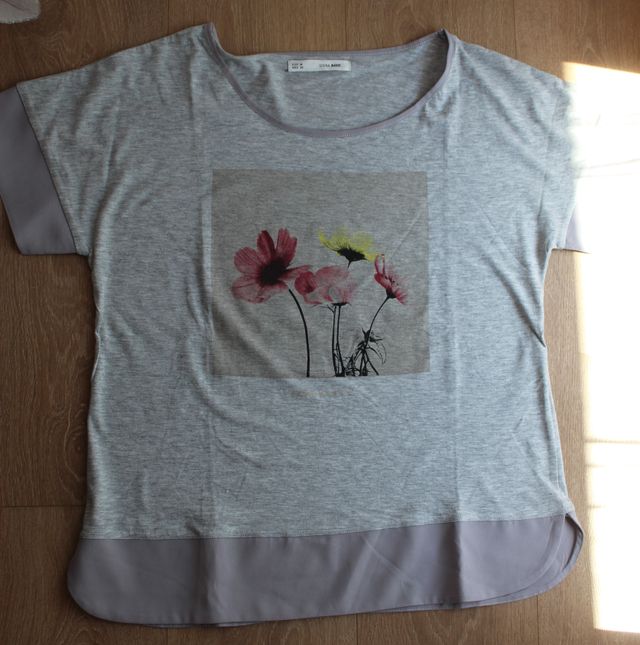 Camiseta gris con volantes