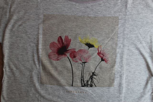 Camiseta gris con volantes