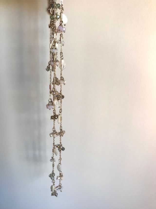 Collar largo con piedrecitas pastel