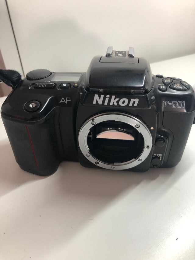 Cámara Nikon F-601 (sin objetivo)