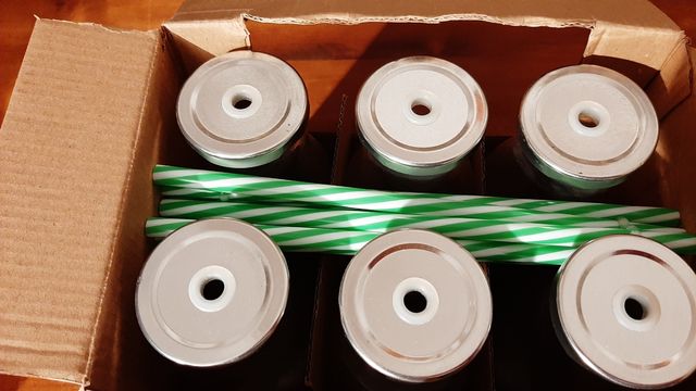 12 botelles amb tapadora perforada i canya