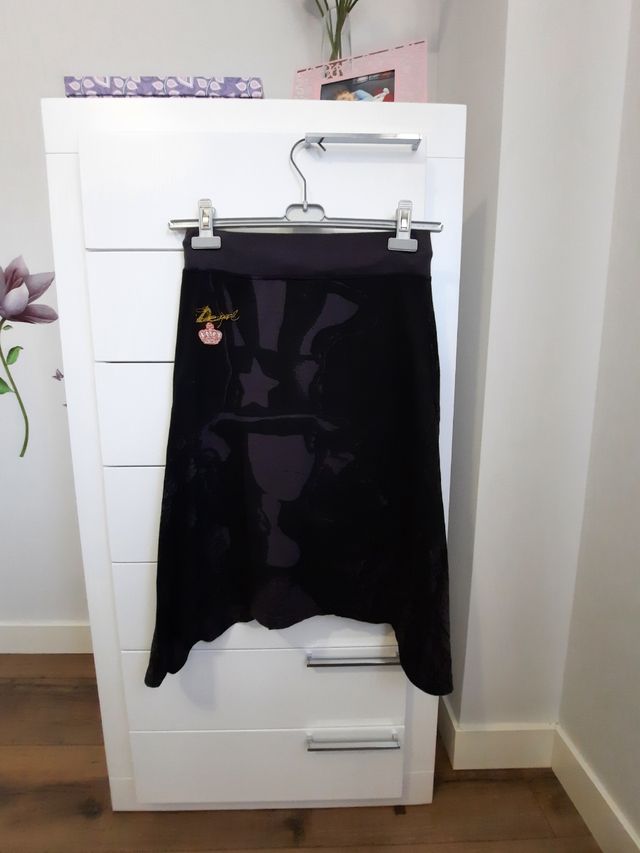 Falda desigual en tonos morados y negros