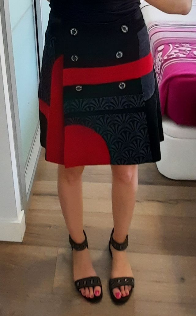 Falda desigual negra y roja