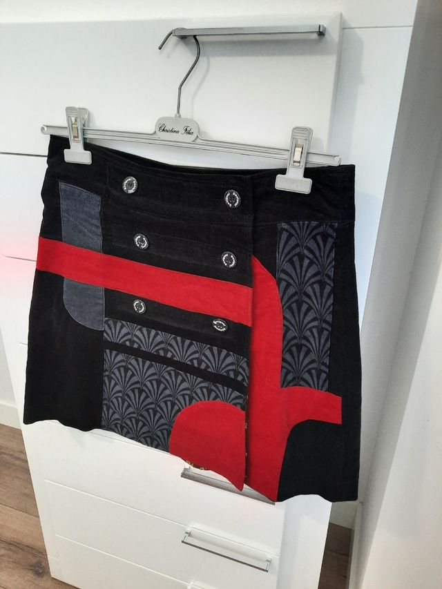 Falda desigual negra y roja