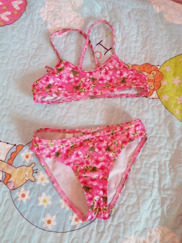 Bikini y chanclas T4-5 años