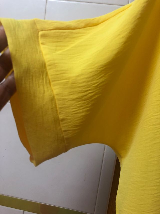 Camisa amarilla fuerte T única, amplia