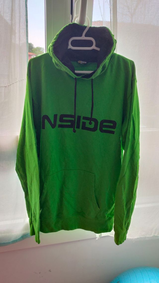 Sudadera verde con bolsillo central. Talla L