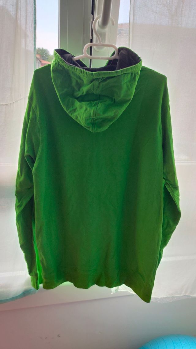 Sudadera verde con bolsillo central. Talla L
